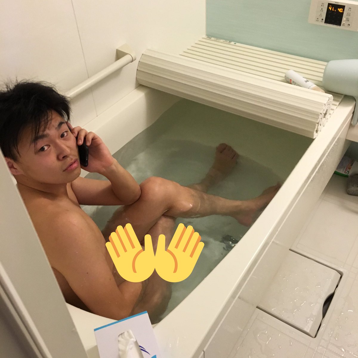 ayachan0619's tweet image. リビングにいるあたしに&quot;好き&quot;と伝えるためにわざわざ風呂から電話かけてきて、あがったら真っ先に近寄ってきてこれ😂もう勢いすごいwwwこの人の行動私一人じゃもう突っ込みきれない😂www

とりあえずパンツを履いてください。