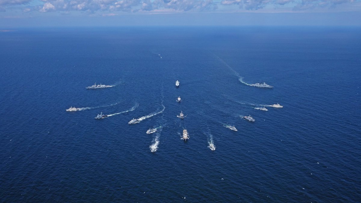 HMS Iron Duke tweet media