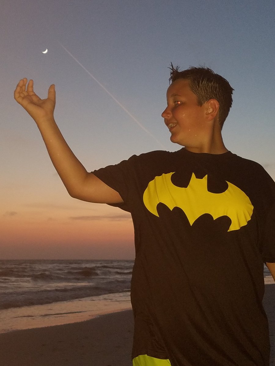 HandChristi's tweet image. Got the moon in his hand!