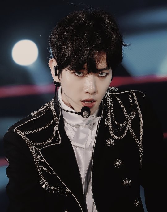 jonginys's tweet image. por qué a Baekhyun le queda tan bien el eyeliner, pregunta seria