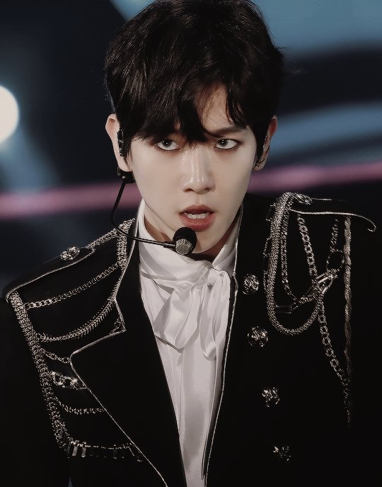 jonginys's tweet image. por qué a Baekhyun le queda tan bien el eyeliner, pregunta seria