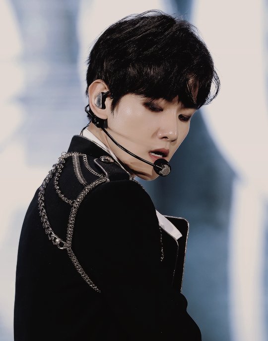 jonginys's tweet image. por qué a Baekhyun le queda tan bien el eyeliner, pregunta seria