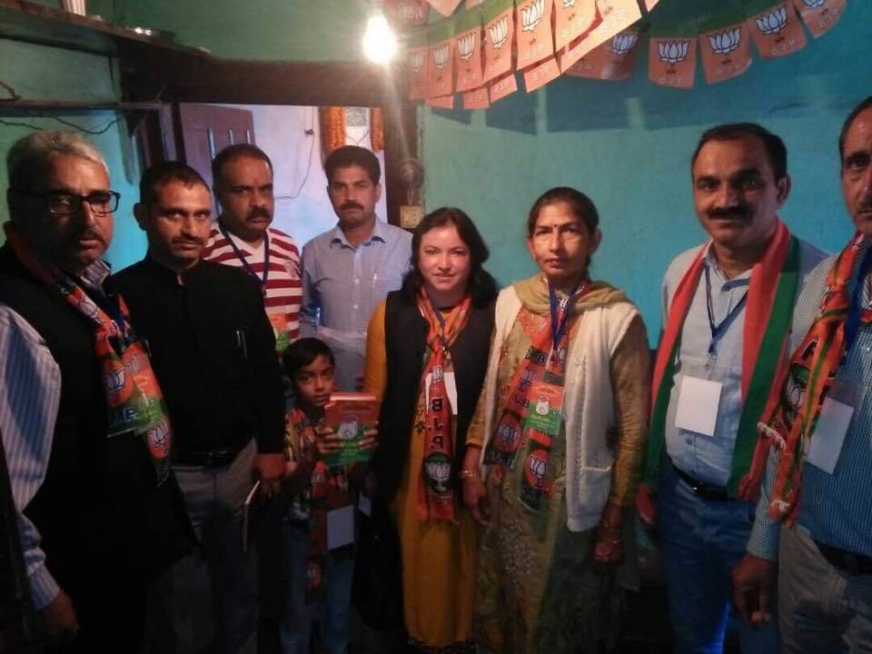BJP4Shimla's tweet photo. शिमला वार्ड नं 28 के चौमुखी विकास के लिए जुझारु योग्य प्रत्याशी श्रीमति #विदुषी_शर्मा जी को अपना बहुमूल्य वोट दे कर भारी मतों से विजये बनाए https://t.co/Tesscx8ov1