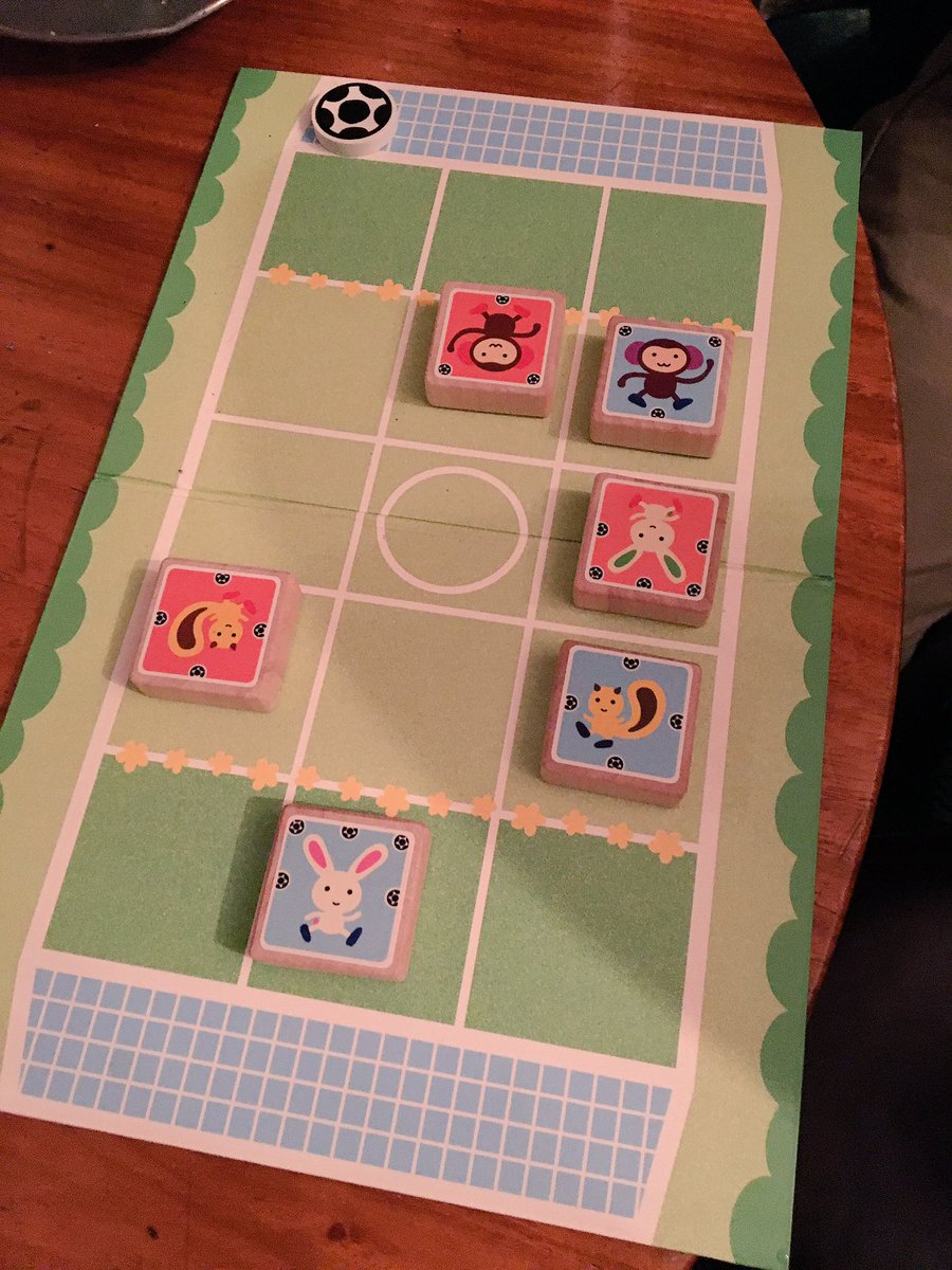 おぎぬまｘ No Twitter 今日はお酒を飲みながら将棋が楽しめるイベントに行ってきました 前回行った時は将棋 でボコボコにされたので 今日はどうぶつサッカー将棋みたいのをしてきました 写真は僕のサル 青 が見事ゴールを決めた瞬間です エースストライカー猿