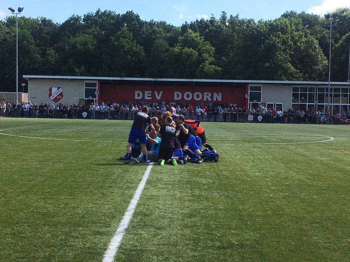 Finaleweken's tweet photo. 107. WAT EEN GOAL!!! Een vrije trap van Van Grootveld verdwijnt schitterend in de kruising. @vvveenendaal op 2-3. https://t.co/3k9I78ZkIA