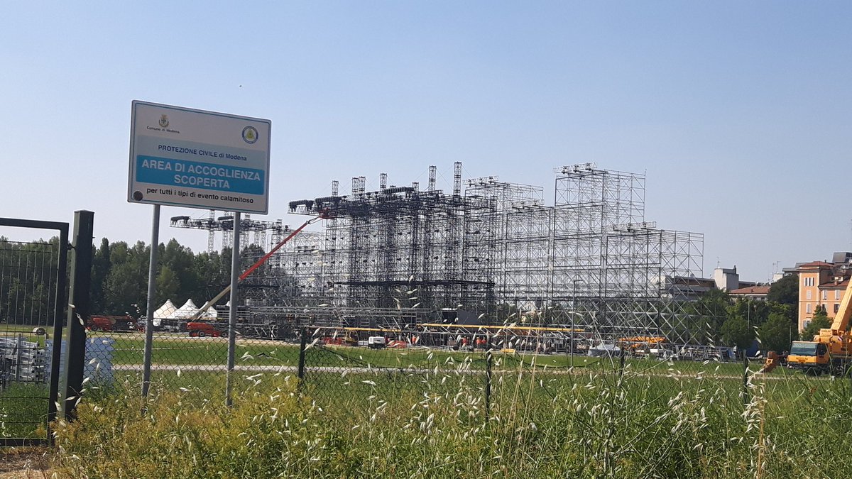 armandomanzini's tweet photo. #modena #1luglio ..aspettando lui..aspettando il N1 ...aspettando #vasco #ilblasco https://t.co/RE9pZp4ytD