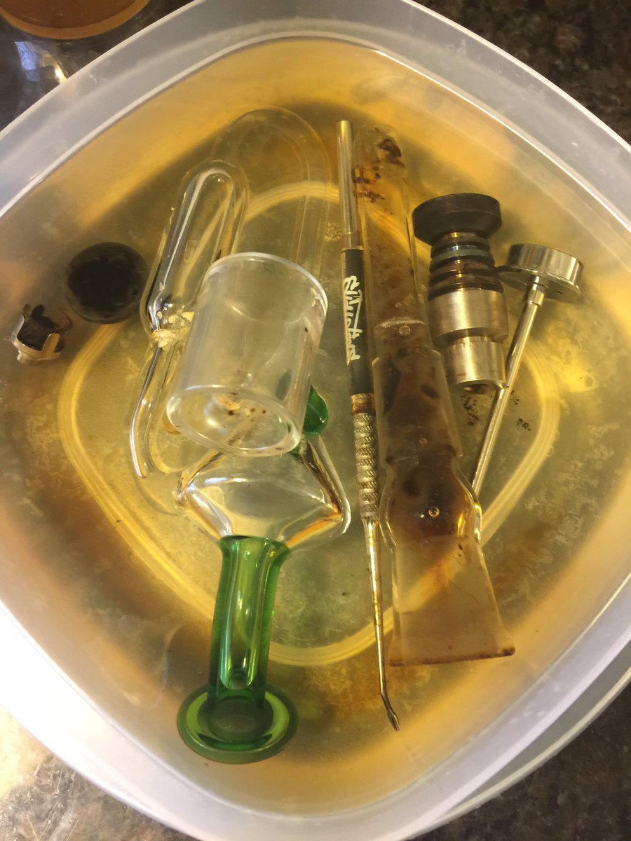EmeraldZoo's tweet photo. #CleaningDay everything gets an ever clear soak. Tools, nails, pipe, rig, all glass, #CleanIsHealthy the @G9vapes glass fits in the tub! #EZ https://t.co/16JKv6BO4c