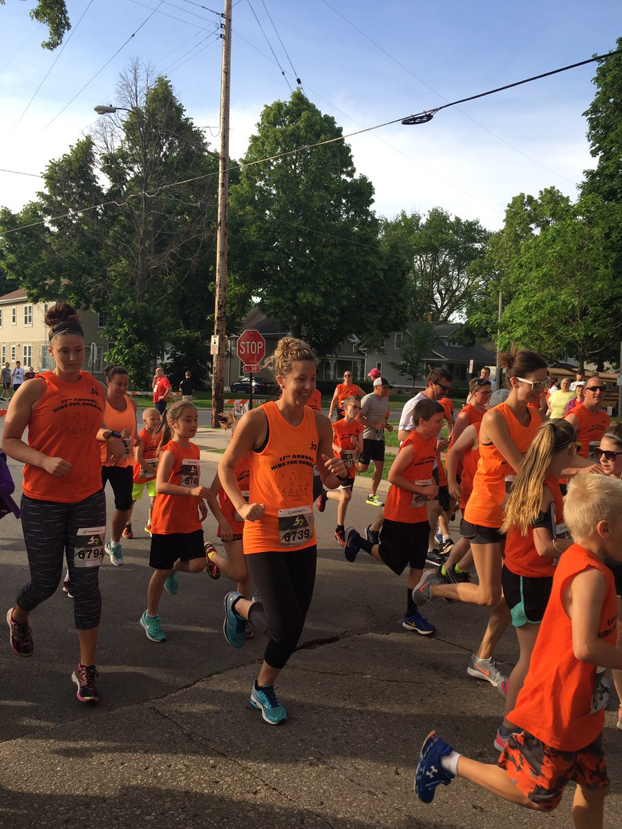 MrsKnetter210's tweet photo. So proud of our Westwood Runners! #Rockonwestwood #runisfun https://t.co/saj1NHNM9P