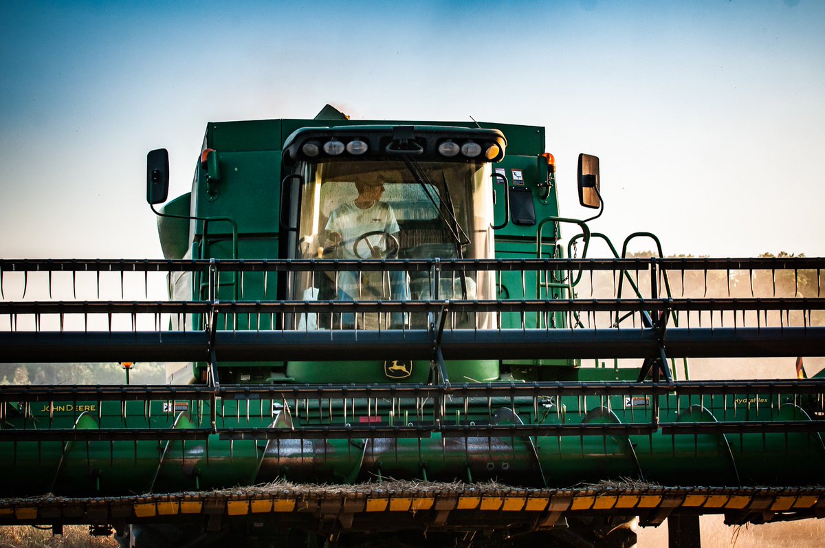 olmanhidalgo's tweet photo. My kids got a huge treat watching this #combine harvest some wheat today. #johndeercombine #johndeer #farmlife https://t.co/vQ4NwSLFPz