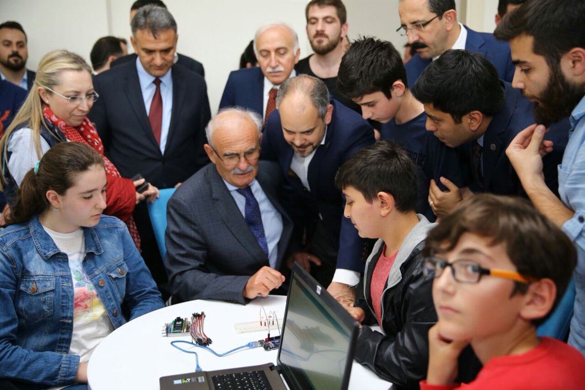 Sadece bina hizmete açmıyoruz. 7/24 yaşayan, spordan sanata, eğitimden kültüre kadar gençlerimize hizmet verecek merkezler inşa ediyoruz.