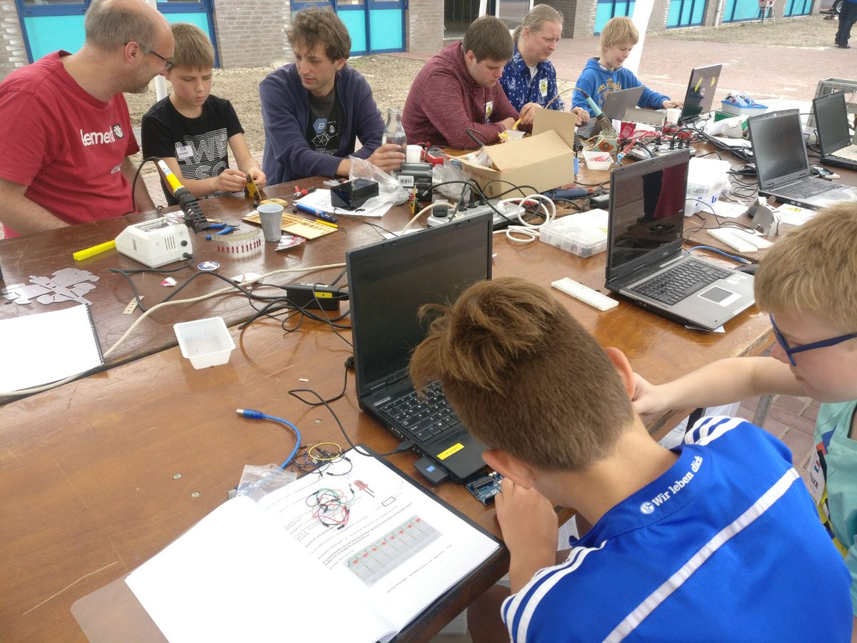 tkkrlab's tweet photo. Vandaag zijn we bij #VDL tijdens de #ontdekhightech #almelo me worksho #solderen en #arduino https://t.co/AeUoaRopgv