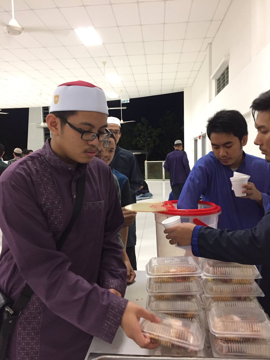 SMFPerakaunan's tweet photo. Moreh bersama-sama sepena program Ihya Ramadan selepas selesai menunaikan solat terawih.
#smfperakaunan
#abaccs
#ihyaramadan2017 https://t.co/ofePIydVKD