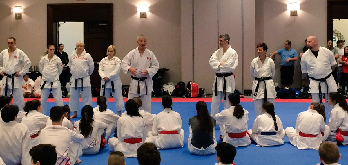 KarateCanada's tweet photo. Quick talk in between trainings from our coaches!
Quelques messages du groupe d'entraîneurs entre les entraînements!
#JNTC #CENJ 🥋🇨🇦 https://t.co/P8pmg1lasY