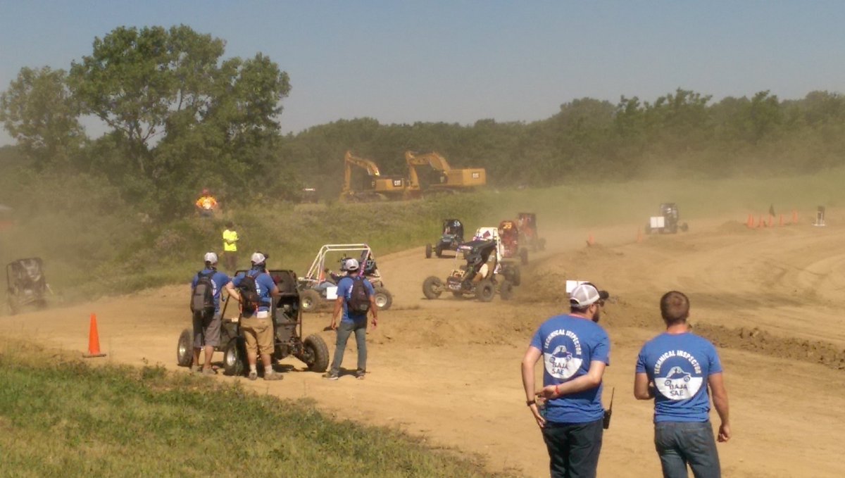 MinerBaja's tweet photo. And we're off! The race has started. #riseabovethemud https://t.co/MLcwlUF1Xi