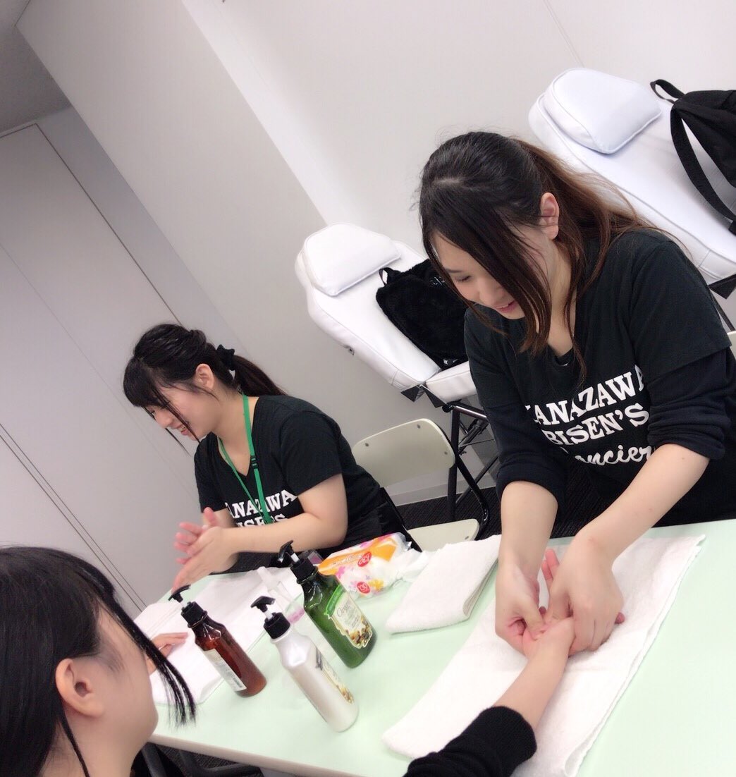 kinbigakusei's tweet photo. 本日のOCの様子です❣️❣️

金沢美専ではメインの体験の前にプチ学生サロンを開いてます😆✨
エステサロンでしか体験できない、エステ機器を使った毛穴ケアなどもしてますよー👍💕

他にもヘアアレンジ、メイク、ハンドマッサージなどもしてますので、是非遊びに来てくださいね🌈🌈🌈 https://t.co/MnfGkpKSZ0