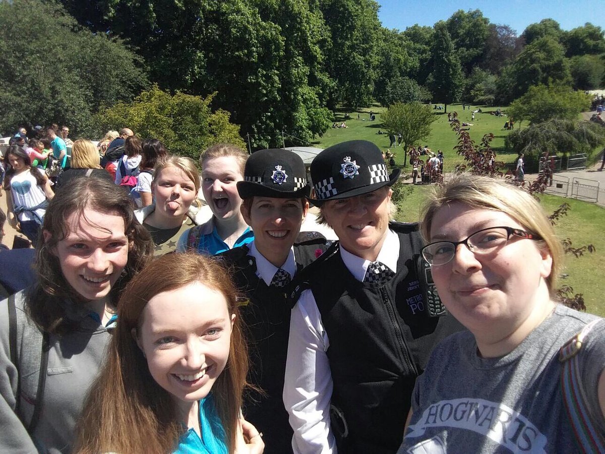 Lovely <a href="/metpoliceuk/">Metropolitan Police</a> participating in <a href="/Girlguiding/">Girlguiding</a> MedwayRangers' Monopoly Challenge. Bonus points for police selfies. #LoveLondon #girlscan