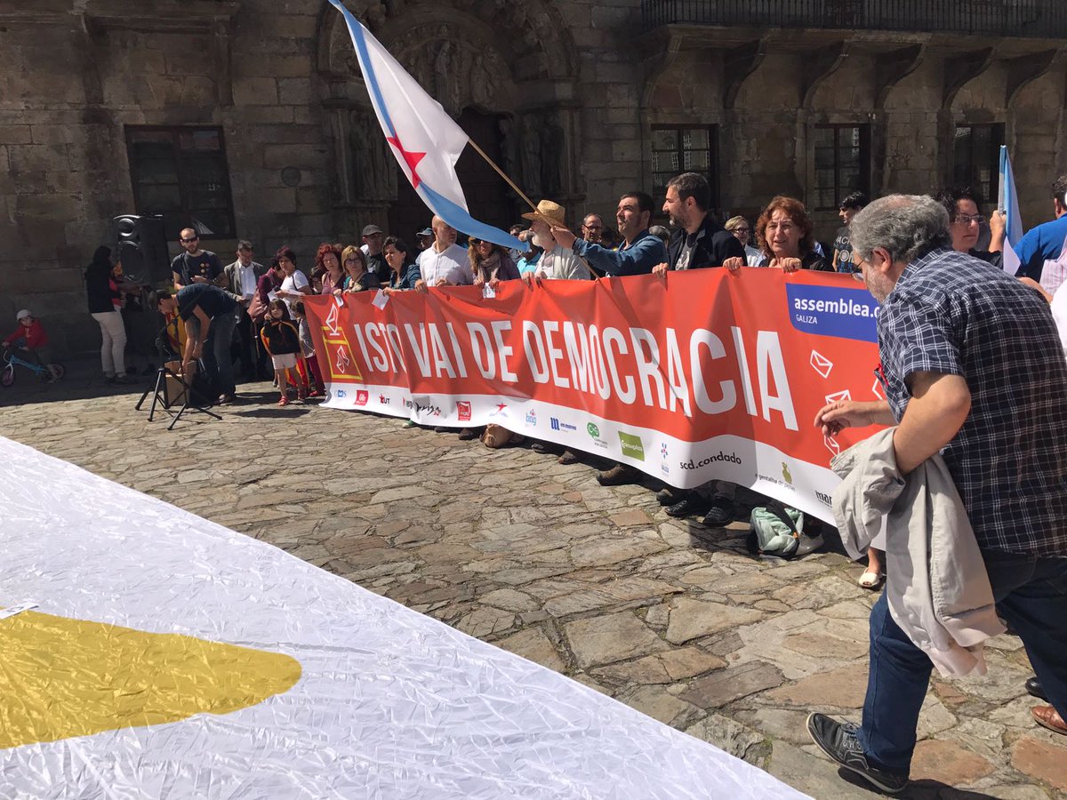 obloque's tweet photo. Apoiando o pobo catalán e o #referendumCAT. Os pobos deciden. https://t.co/75TWpn1JKv