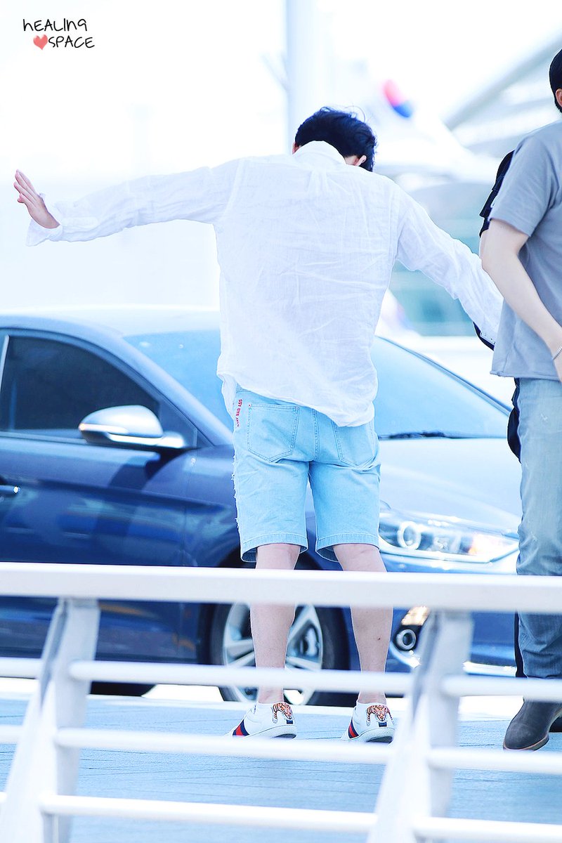 HS_ONEW's tweet photo. 170610 인천공항 2p❣️#온유 #진기 #onew #샤이니 https://t.co/GTZRcd6lgM