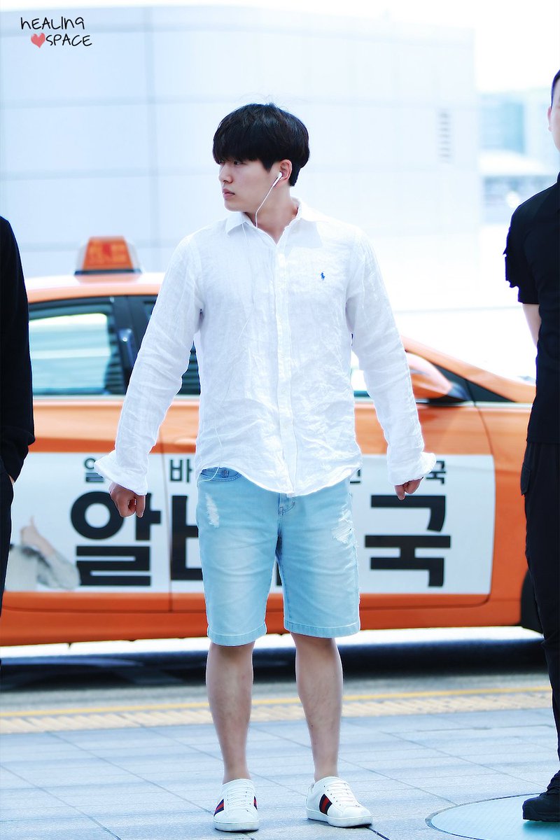 HS_ONEW's tweet photo. 170610 인천공항 2p❣️#온유 #진기 #onew #샤이니 https://t.co/GTZRcd6lgM
