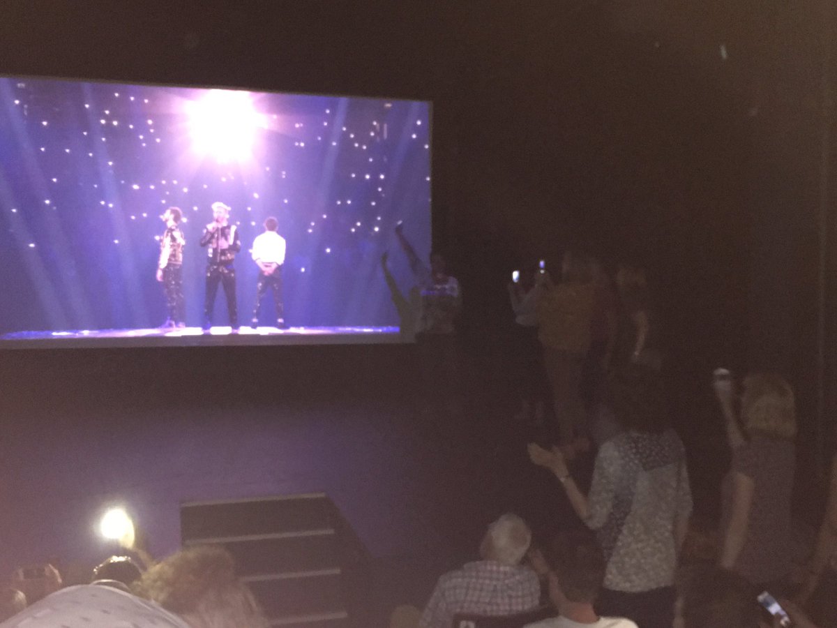 AlexPayne2's tweet photo. @GaryBarlow people dancing onstage at the end of the night #TakeThatInCinemas 😀X https://t.co/MpneENp2wD