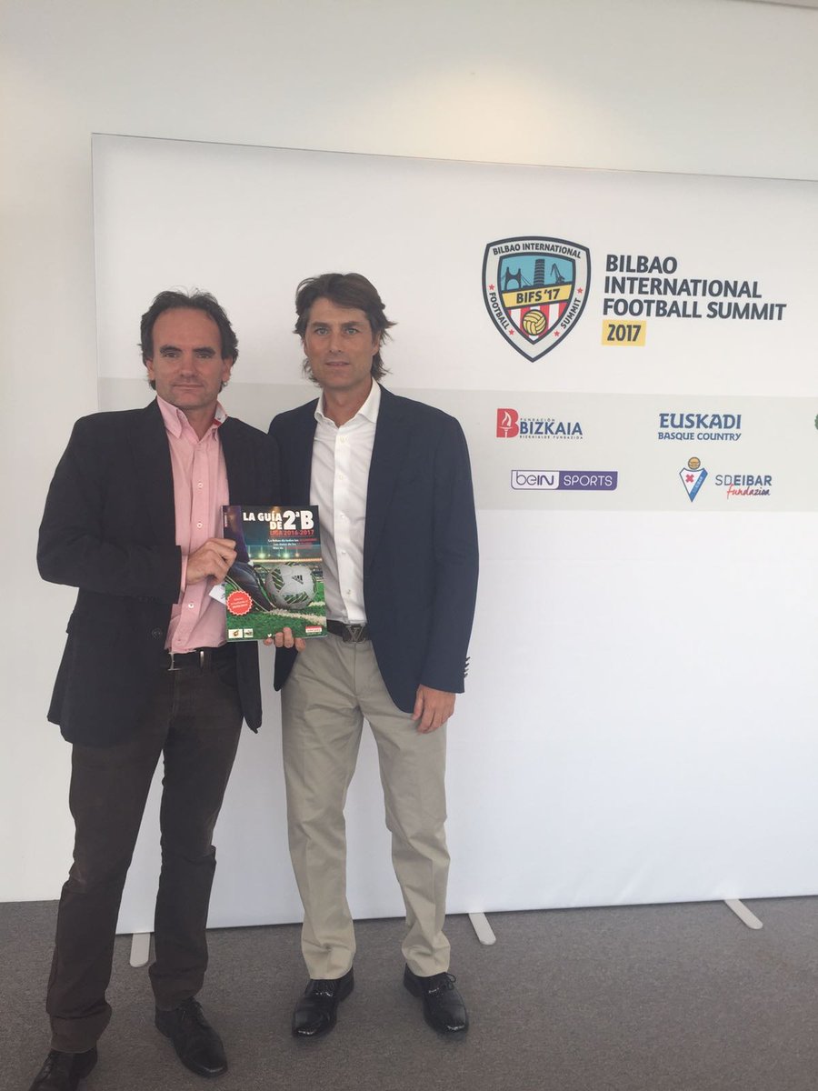 LaGuia2B's tweet photo. El león @8JULENGUERRERO puso cierre a 1ª edición del #BIFS17. Y tb sigue la #SegundaB. Gracias Julen por tu apoyo a #LaGuia2B solidaria ⚽👏😉 https://t.co/iMgiIwiEKx