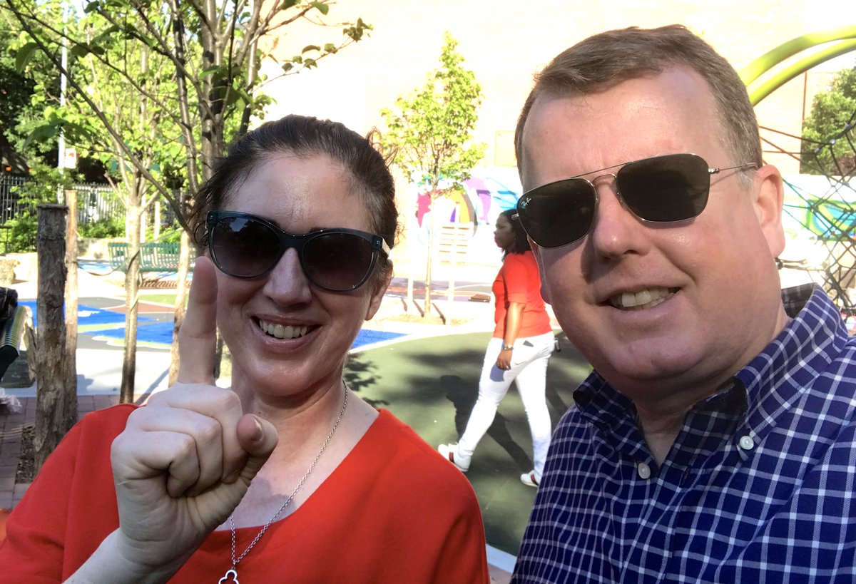 DennisGault's tweet photo. Today we are giving away 45,000 new books at PS15 East 5th Street #Dist1 @UFTUnity @UFT #LES #FirstBooks @aliceoneil https://t.co/1Z9zd4xeqY