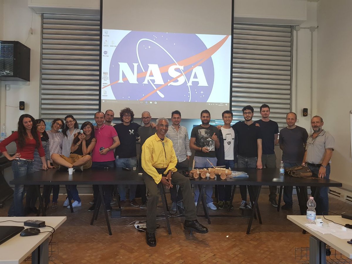 DreamFablab's tweet photo. Si conclude il lab con Mahdu #Thangavelu, un professore eccezionale che ha insegnato ai ragazzi della #DREAMacademy a sognare in grande. https://t.co/zSvGdRFRW5