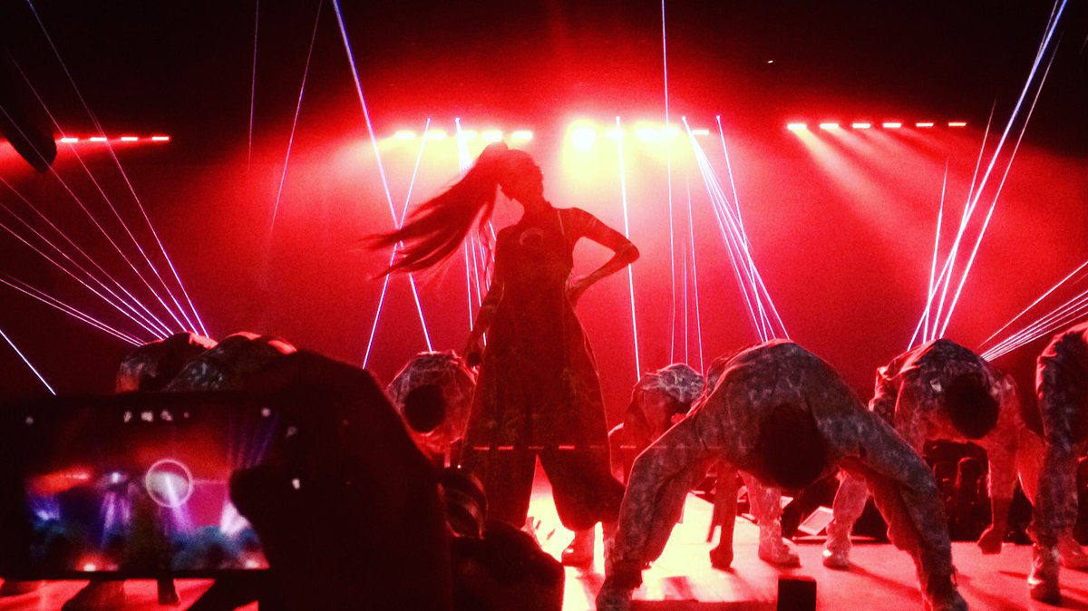 _thatsarthur's tweet image. Amazing @ArianaGrande 🖤#DWTLyon