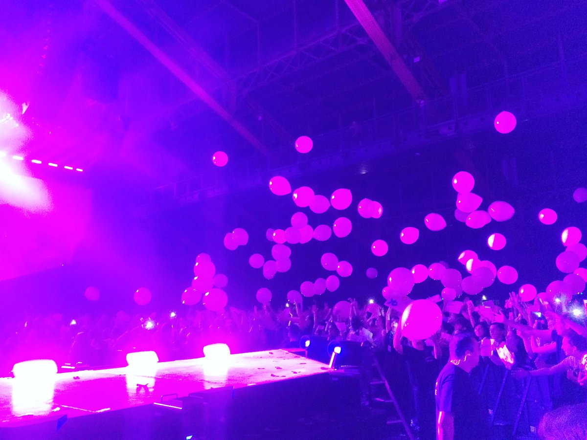 _thatsarthur's tweet image. Amazing @ArianaGrande 🖤#DWTLyon