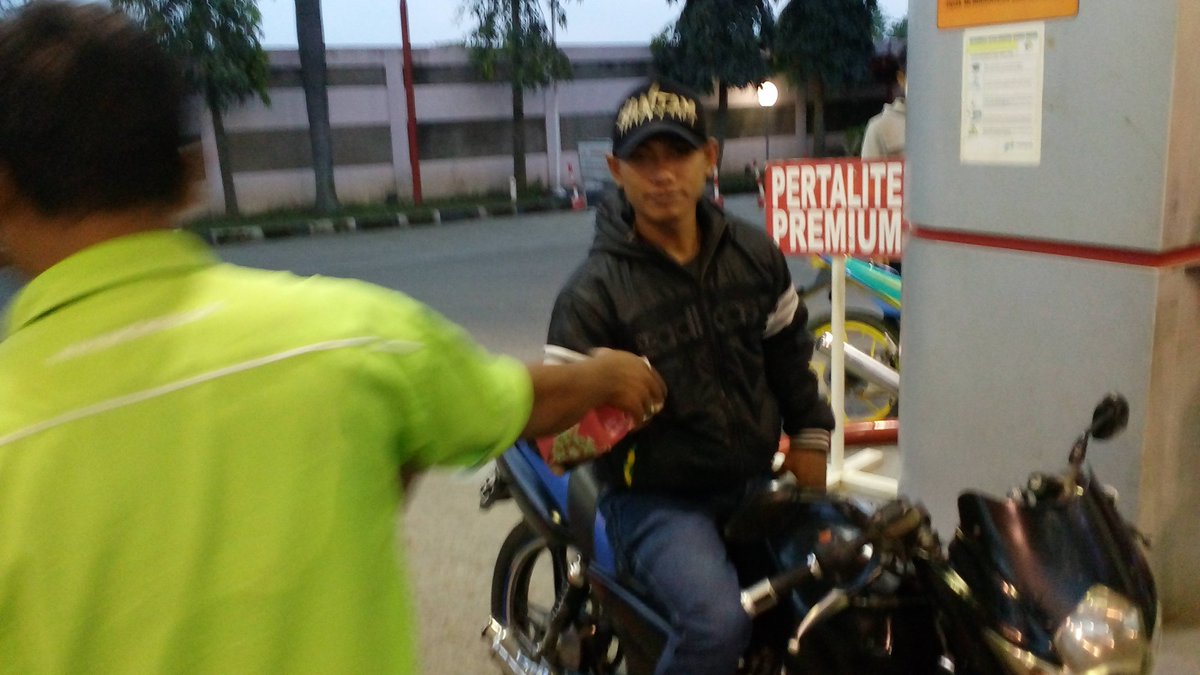 auwaludien1's tweet photo. Berbagi tak pernah rugi @pertamina_mor3 #Pertaminaspritualmarketing #mor3 https://t.co/ynbFMnuHtB