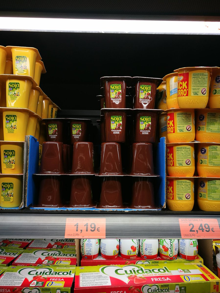 Hola <a href="/Mercadona/">Mercadona</a>, hace más de un mes q colocan los yogures de chocolate​ boca abajo, hacemos ahora eso en casa?? Por dónde se abren ahora??