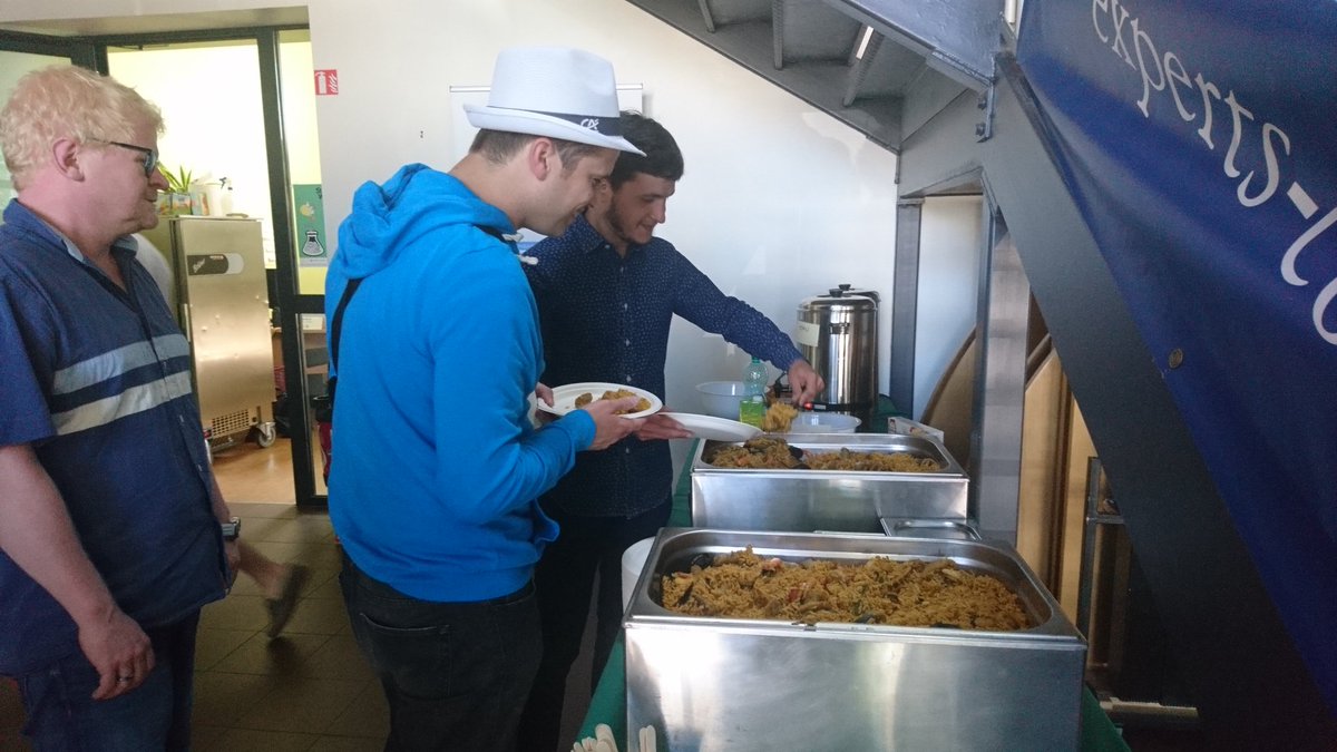 swalencon's tweet photo. C'est l'heure de reprendre des forces merci #bioterre #alencon pour la paella ! Miam ! #swalencon https://t.co/vOKhL5Tbqy