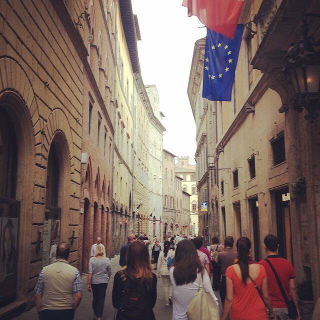 Passo passo #siena rivive le emozioni dei pellegrini sulla #viafrancigena. Domani h9.30 nuova tappa sulla #viaromea