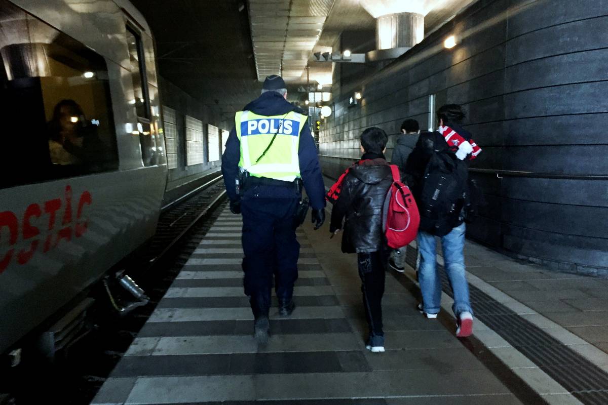 migrationsnytt's tweet photo. Ålderstester kan ge dubbla besked om asylsökande https://t.co/vG7Lutxcqv #svpol #migpol https://t.co/VFx3pSni15