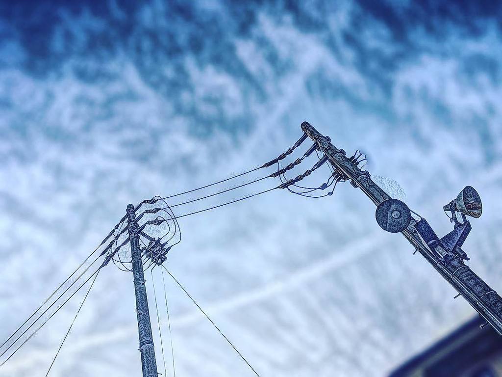 tarkun's tweet photo. #Sky #空 #EveningView #FineDay #SaturdayEvening #電柱 #UtilityPole #電線 #PowerLine #街灯 #StreetLight #CortexCam #Resize… https://t.co/LRsiugUpVB https://t.co/oyy5KiIY3A