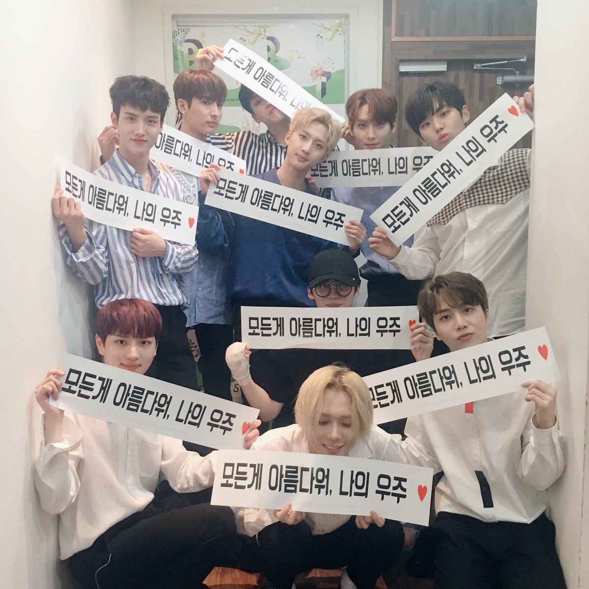 PentagonTurkey's tweet photo. [170610] Pentagon Twitter Güncellemesi

"Her şey güzel, Universe'lerimiz ❤️

#펜타곤 #유니버스 #TENTASTIC_Vol2 #P_day" https://t.co/pLKQg3xQPe
