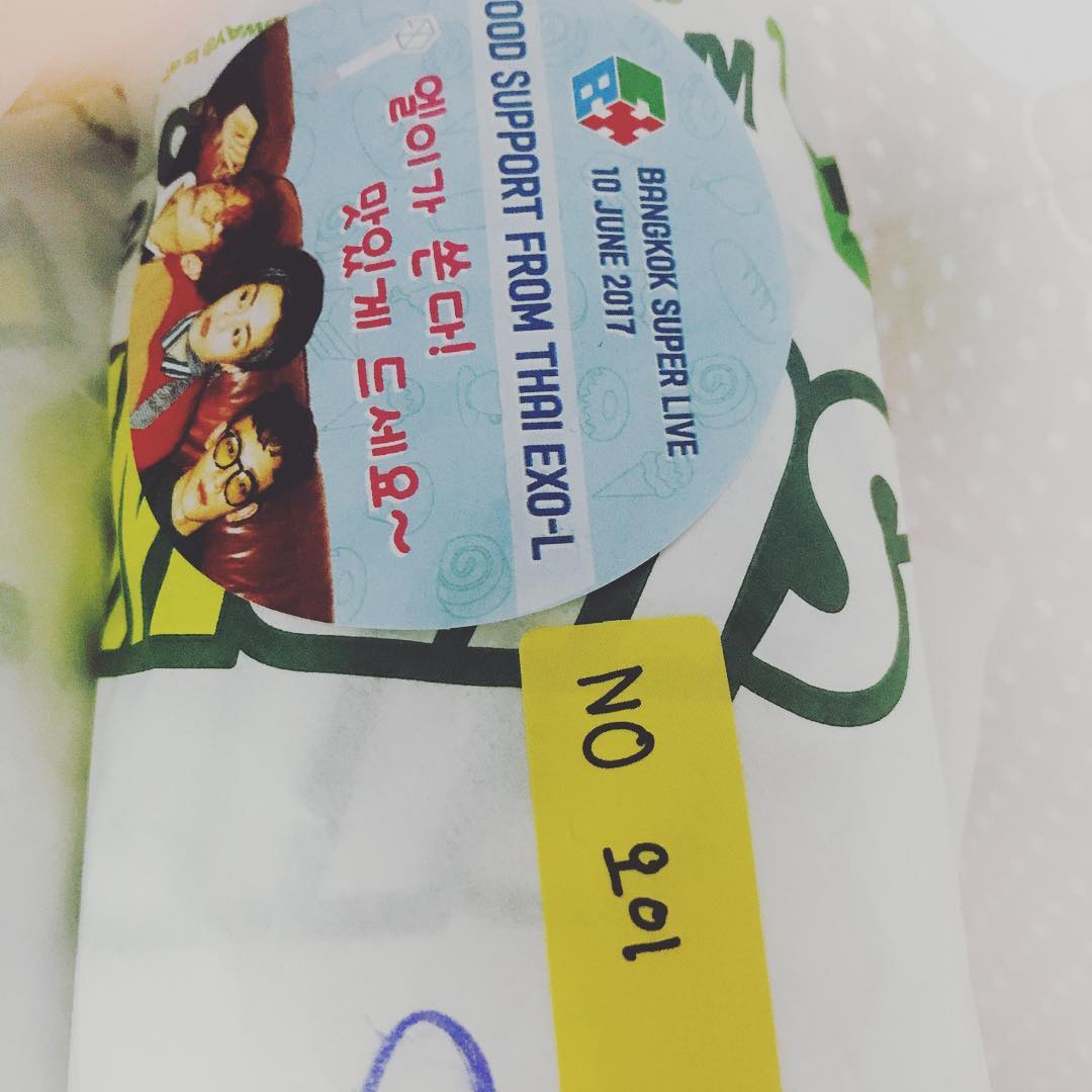 baek_hyunee_exo's tweet photo. No.52 #내등번호해야겠다 #BANGKOK
#SUPERLIVE #과자파티중 #고마워 
#센스쟁이들 #CBX https://t.co/vOrhVjvKd3