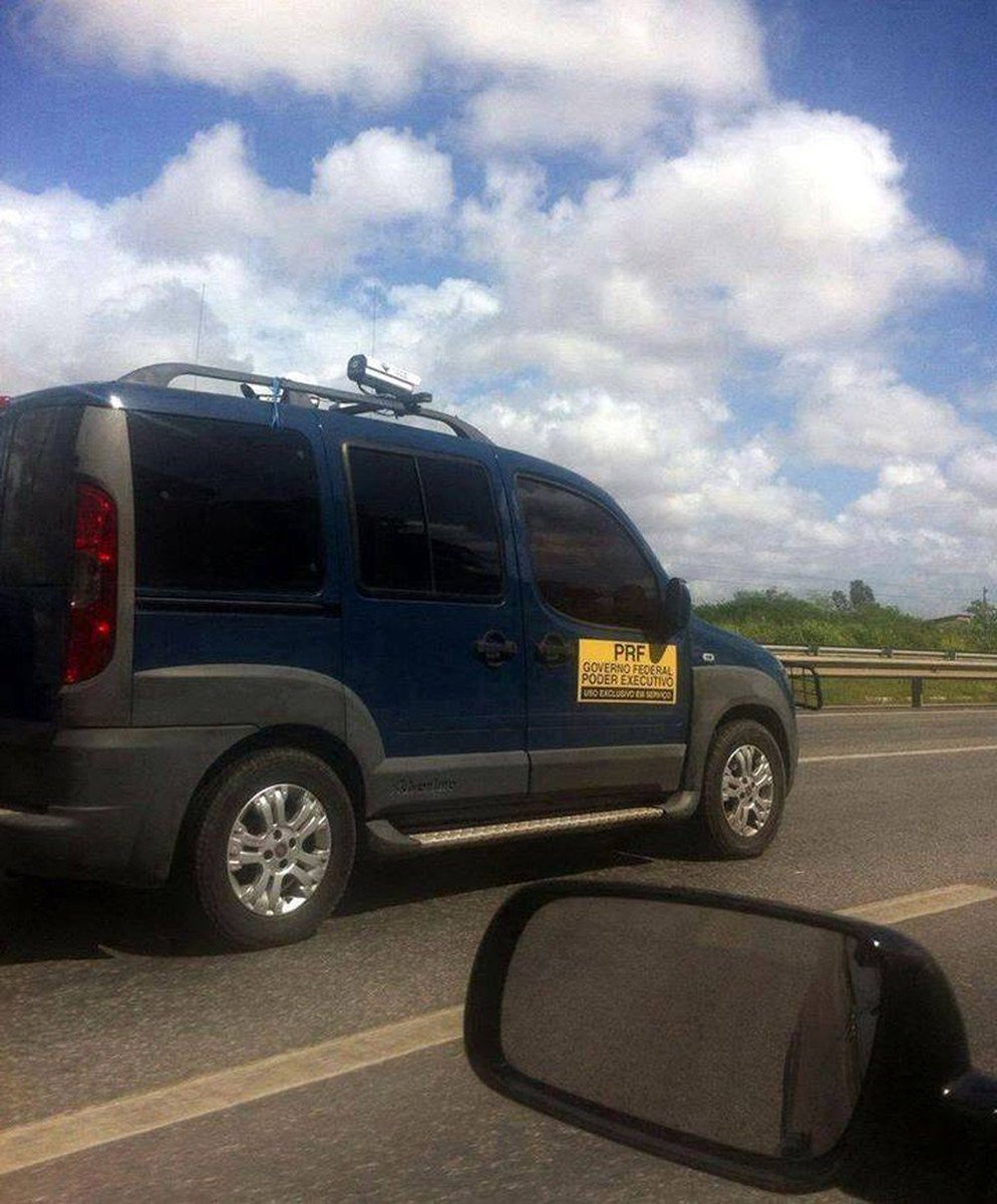 Carro da PRF com câmera acoplada aplica multa por excesso de velocidade em rodovias? Não é verdade!  glo.bo/2rLJrwJ #G1