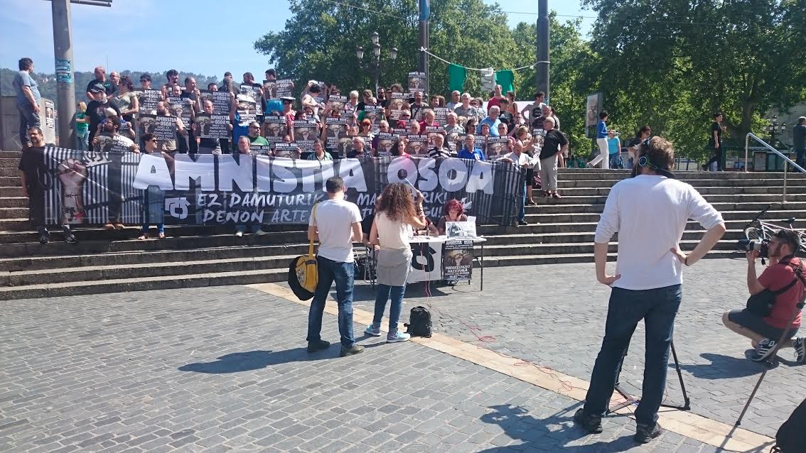 AmnistiaGarrasi's tweet photo. Ekainaren 24ko amnistiaren aldeko manifestaziora deitzeko prentsaurrekoa https://t.co/5aQbjvZ3qG https://t.co/YbZKVSLjkb
