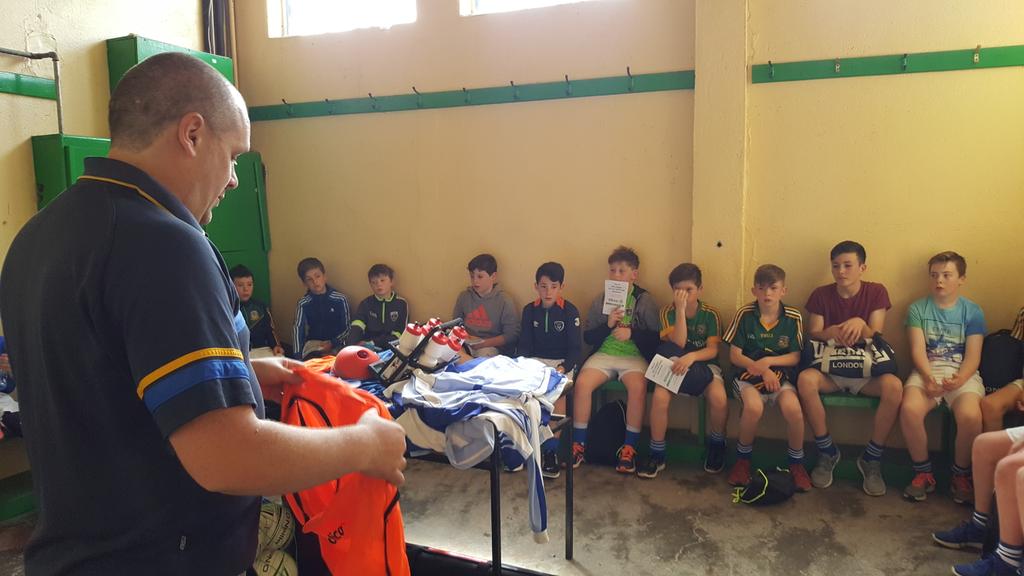 Múinteoir Donal ag caint leis na lads. Bhí <a href="/GsThulach/">GS Thulach na nÓg</a> an crógach agus spórtiúil inniu agus beidh lá eile acu.