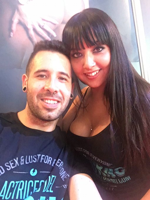 Con la guapa @desilva_alba  en el stand de @actricesdelporn en @EROTICOMADRID 😝😝😝 https://t.co/Tg0GY<a class="tags" target="_blank" title="On Twitter" href="/?out=eyJ0eXAiOiJKV1QiLCJhbGciOiJIUzUxMiJ9.eyJpYXQiOjE3MjM1MjM5MTMsImlzcyI6InR3cG9ybnN0YXJzLmNvbSIsIm5iZiI6MTcyMzUyMzkxMywiZXhwIjoxNzU1MDU5OTEzLCJyZWRpcmVjdF91cmwiOiJodHRwczovL3R3aXR0ZXIuY29tL2Rlc2lsdmFfYWxiYSJ9.8IQ63LLDAJsgkH-ze8_29gUvpwV1DyhonpT5dW6dbsjD9oimDBwFOMtMh7O1ikyUw89E4fmCems8yclB-gQw2g">@desilva_alba</a><a class="tags" target="_blank" title="On Twitter" href="/?out=eyJ0eXAiOiJKV1QiLCJhbGciOiJIUzUxMiJ9.eyJpYXQiOjE3MjM1MjM5MTMsImlzcyI6InR3cG9ybnN0YXJzLmNvbSIsIm5iZiI6MTcyMzUyMzkxMywiZXhwIjoxNzU1MDU5OTEzLCJyZWRpcmVjdF91cmwiOiJodHRwczovL3R3aXR0ZXIuY29tL2FjdHJpY2VzZGVscG9ybiJ9.u9jsl-AbuIN9tiocwZP_c0jyc9W0s2_Tn9nb8ohp8WEUbnFKCiQKcloh51aexGHqbwMx5gm0-ZOyH5G9oC1lHw">@actricesdelporn</a><a href="/tag/mvsales"class="tags"><span>#mvsales</span></a><a href="/tag/mvboys"class="tags"><span>#mvboys</span></a>