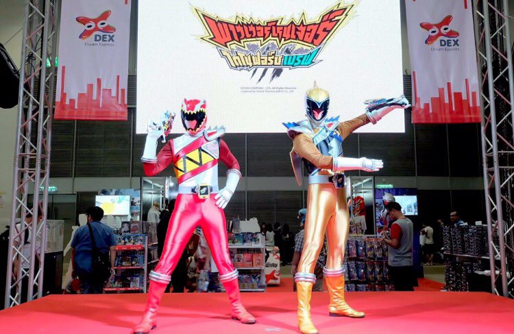Brave_toei's tweet photo. #キョウリュウジャーブレイブ がタイに上陸！
本日より放送開始となりました♪

日本原作の、
韓国リメイク作品が、
タイ語吹替で放送…

って、とってもグローバルですね。笑

 #C3AFA (バンコク)でもお披露目されています♪ https://t.co/UsUa5VK2A9