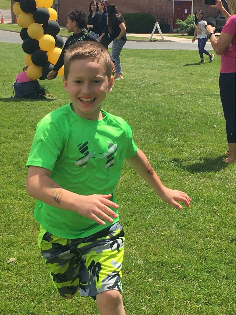 bugbeebees's tweet photo. A few fun shots from the #FunRun Thursday! Thank you for your generosity to support our programs at Bugbee like Seesaw and Brainpop! https://t.co/U6CtwHxggM