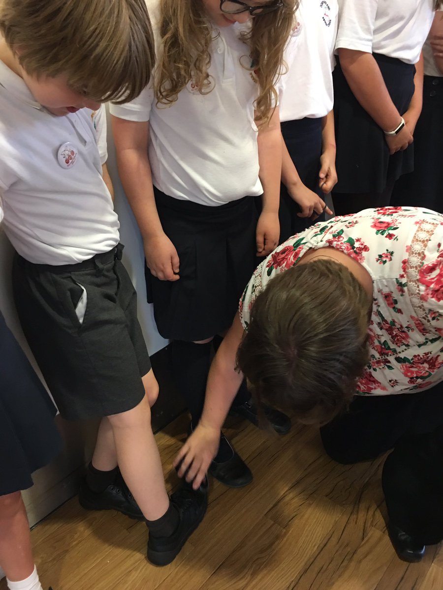dormanslandsch's tweet photo. Miss Carter giving a last minute polish to some choir members. #choiroke2017 #highstandards #feelingexcited #godormansland! https://t.co/yeVFH4mmSi