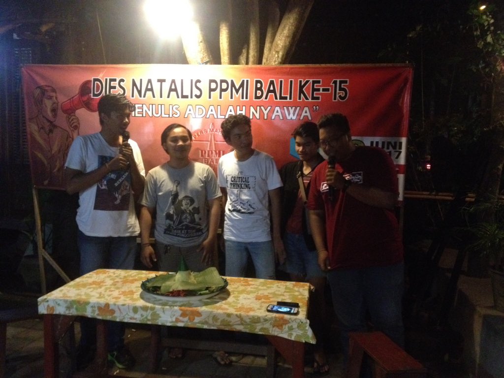 Potong tumpeng perayaan Dies Natalis PPMI Bali ke-15. Sebelumnya telah dilakukan diskusi terkait "Menulis Adalah Nyawa"