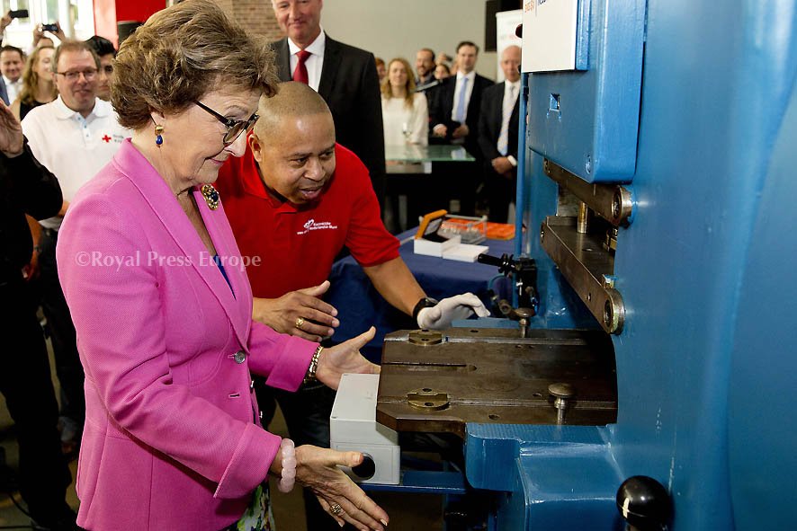 Albert Nieboer Photography / Royal Press Europe (@Royaleurope) on Twitter photo 2017-06-10 12:14:01 Princess Margriet at Koninklijke Munt in Utrecht for the first beat of commemorative coin of 150 years Red Cross #rodekruis #prinsesmargriet Princess Margriet at Koninklijke Munt in Utrecht for the first beat of commemorative coin of 150 years Red Cross #rodekruis #prinsesmargriet