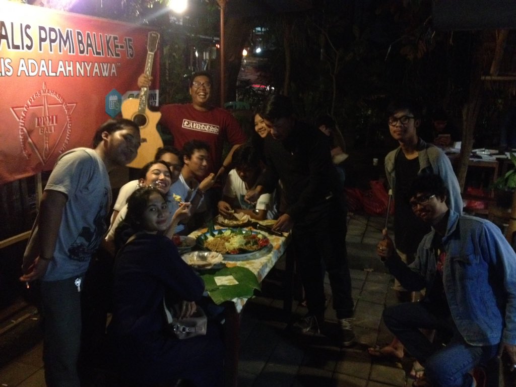 Keriuhan dimulai dengan mengobrak-abrik tumpeng oleh pasukan berani kritis.