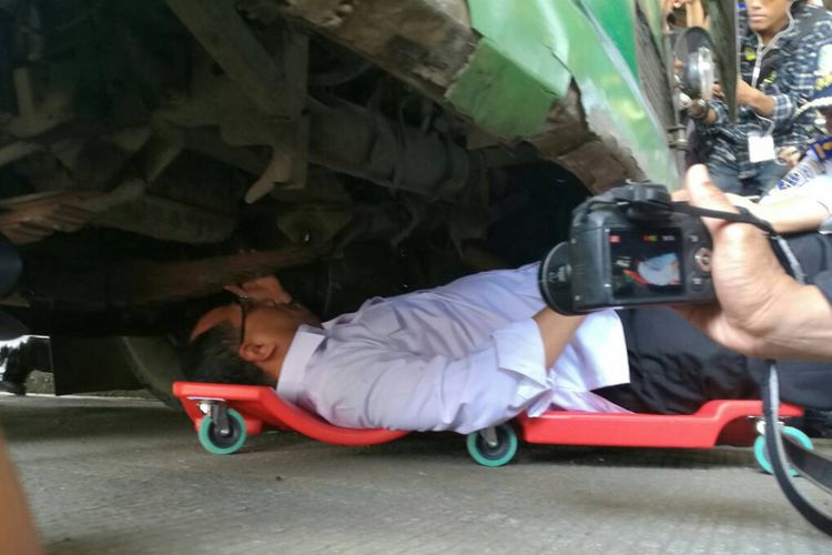 HadiHilmar's tweet photo. Bener nih pak @BudiKaryaS kadang kan sopirnya gak sempet ngecek keadaan kendaraan yg mau dinaiki. #AKSIMENHUBBKS @kemenhub151 https://t.co/UQ7Geqkj1i