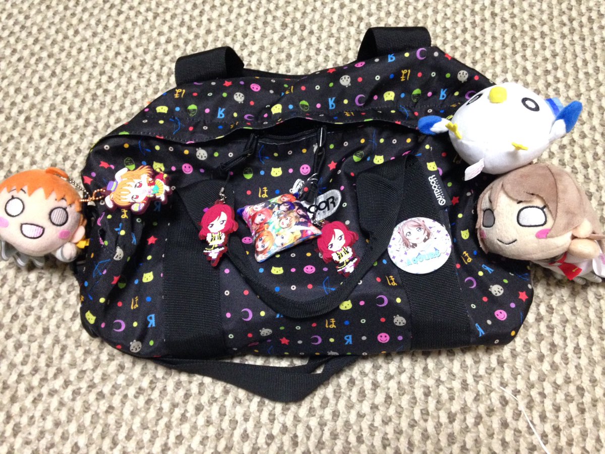 aqours_14's tweet photo. 今日のスクフェス感謝祭はだいたいこの洋服とバッグで参戦しに行きます！( •̀ω•́ )و
もし見つけた方は話しかけてもいいですよ〜！(コミュ障ですがw)
 #スクフェス感謝祭2017 https://t.co/hDRHXedmKF