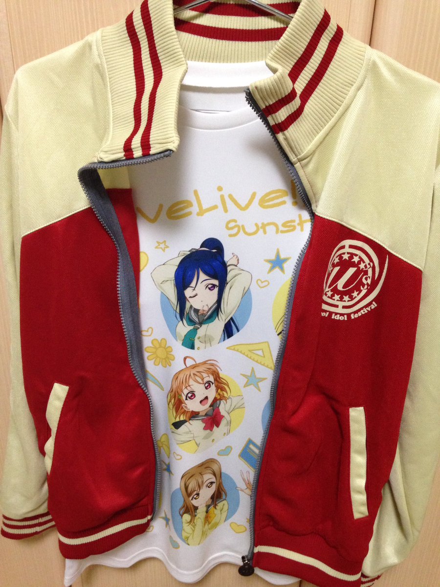 aqours_14's tweet photo. 今日のスクフェス感謝祭はだいたいこの洋服とバッグで参戦しに行きます！( •̀ω•́ )و
もし見つけた方は話しかけてもいいですよ〜！(コミュ障ですがw)
 #スクフェス感謝祭2017 https://t.co/hDRHXedmKF